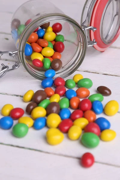 Вертикальний Крупним Планом Знімок Барвистих Шоколадних Кульок Розкиданих Скляної Банки — стокове фото