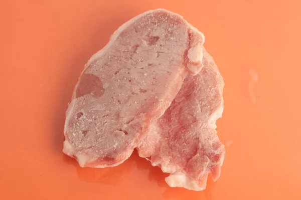 Colpo Alto Angolo Due Pezzi Carne Cruda Congelata Isolati Una — Foto Stock