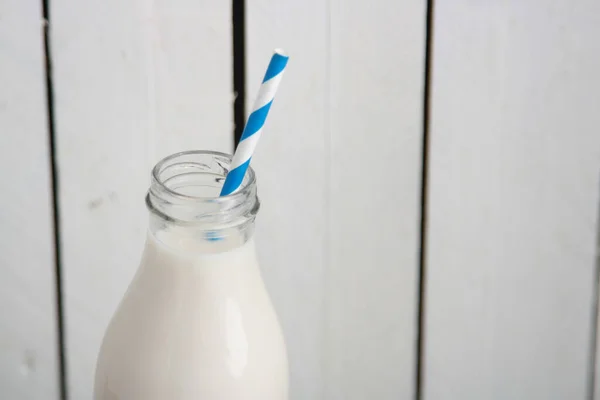 Крупним Планом Пляшка Молока Соломою Ньому Розмитим Тлом — стокове фото