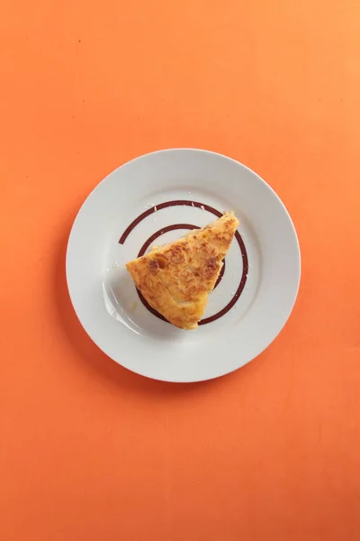 Μια Κορυφαία Άποψη Ενός Πιάτου Ομελέτα Πατάτας Πορτοκαλί Φόντο — Φωτογραφία Αρχείου