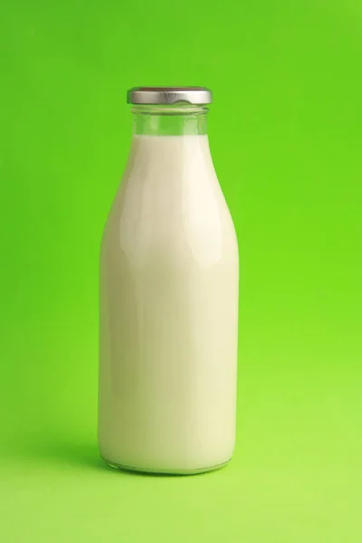 Una Toma Vertical Una Botella Leche Aislada Sobre Fondo Verde —  Fotos de Stock