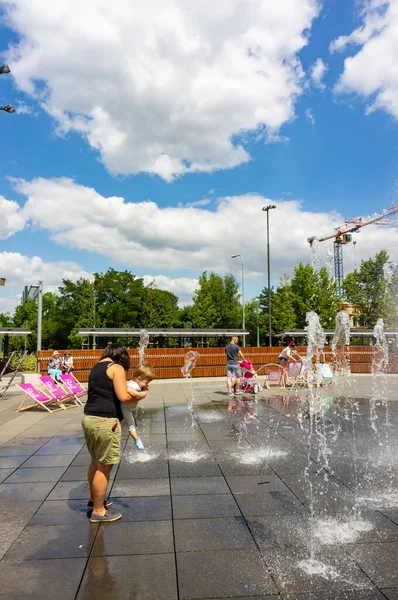 Poznan Poland Jul 2018 Människor Som Står Nära Våt Vattenfontän — Stockfoto