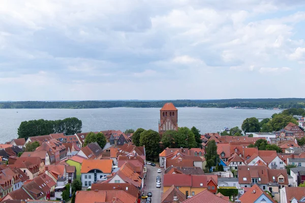 Ein Schönes Stadtbild Einer Deutschen Stadt Waren Ufer Eines Flusses — Stockfoto