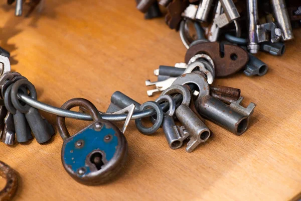 Eine Nahaufnahme Von Einem Bündel Alter Oldtimer Schlüssel Und Einem — Stockfoto
