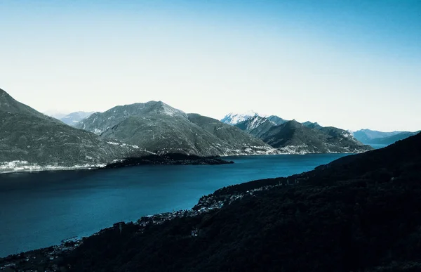 Una Vista Fascinante Lago Azul Limpio Pintorescas Montañas —  Fotos de Stock