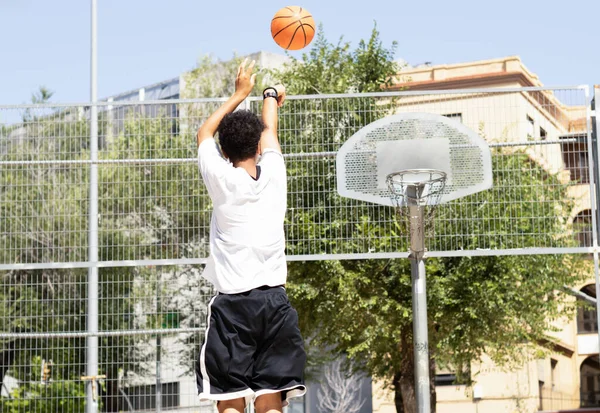Adolescent Afro Avec Balle Dans Terrain Basket — Photo