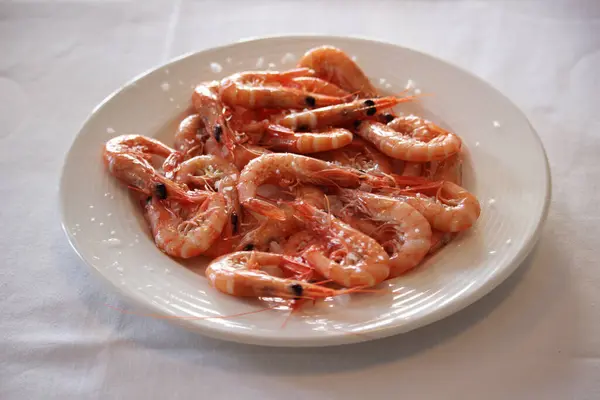 Gros Plan Crevettes Fraîches Appétissantes Sur Une Assiette — Photo