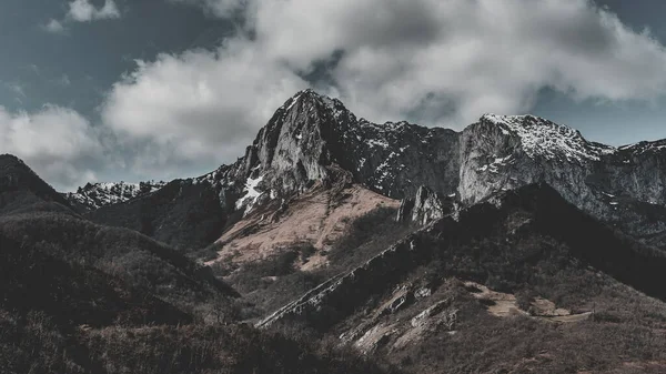 Panoramiczne Ujęcie Krajobrazu Picos Europa Burzliwym Tle Dnia — Zdjęcie stockowe