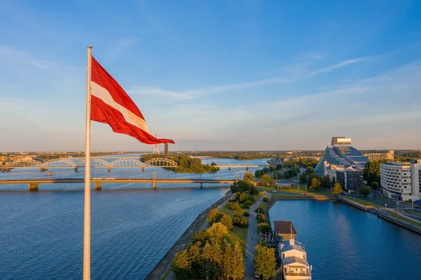 Flygbild Den Lettiska Flaggan Som Viftar Den Blå Himlen Riga — Stockfoto