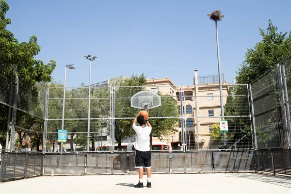 Adolescente Afro Jogando Bola Para Cesta Campo Basquete — Fotografia de Stock