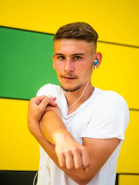 Joven Atractivo Hombre Con Auriculares Posando Frente Cámara Sobre Fondo — Foto de Stock