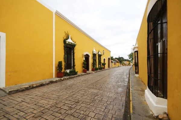 Callejón Rodeado Edificios Amarillos Después Lluvia Izamal México — Foto de Stock