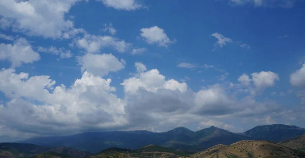 Eine Schöne Aufnahme Des Bewölkten Himmels Mit Bergen Darunter Einem — Stockfoto
