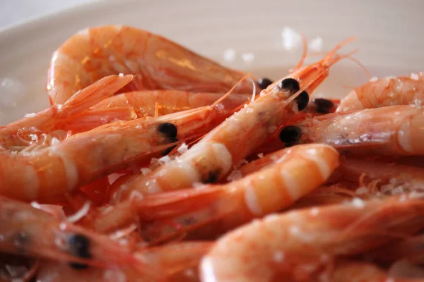 Gros Plan Crevettes Fraîches Appétissantes Sur Une Assiette — Photo