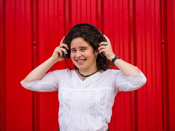 Uma Jovem Fêmea Atraente Fones Ouvido Posando Câmera Contra Fundo — Fotografia de Stock