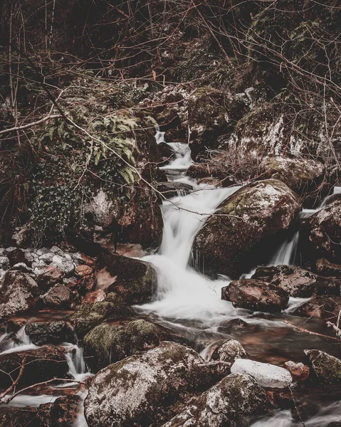 Eine Panoramische Aufnahme Fließenden Wassers Durch Die Felsen Auf Dem — Stockfoto