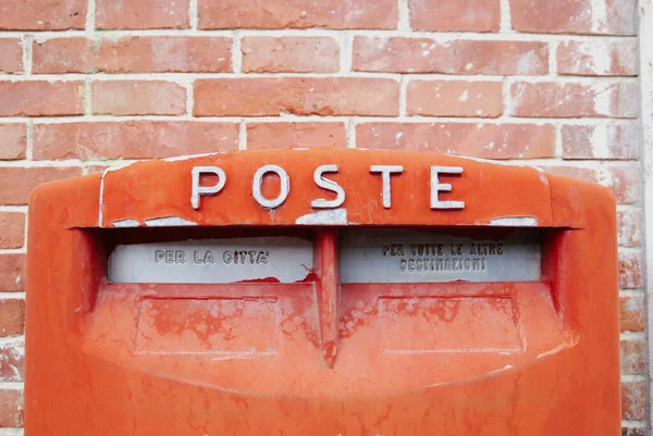 Nahaufnahme Eines Roten Briefkastens Gegen Eine Ziegelmauer — Stockfoto