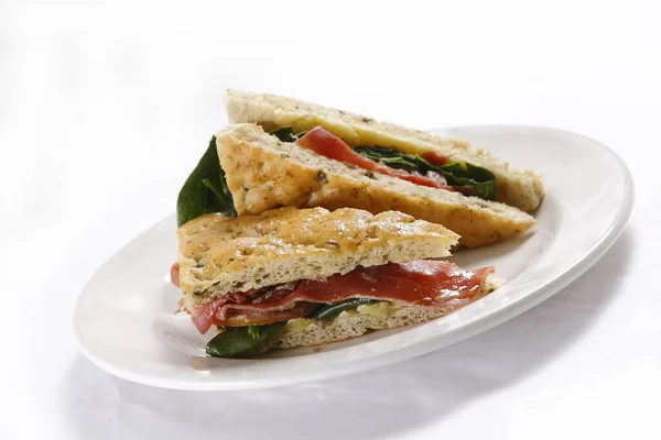 Das Leckere Sandwich Mit Schinken Und Basilikum Auf Dem Teller — Stockfoto