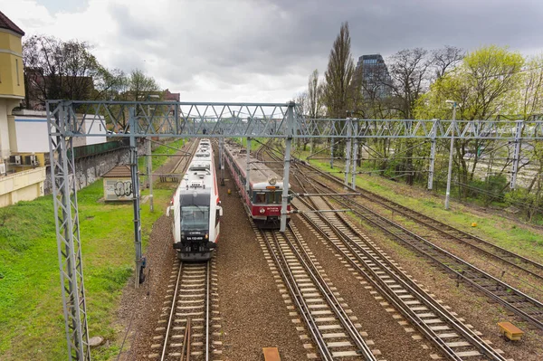 Polen 2017 Zwei Züge Auf Einem Gleis Der Innenstadt Hochwinkel — Stockfoto