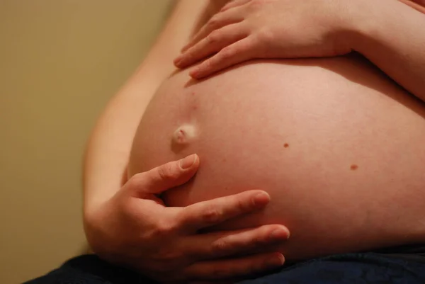 Крупный План Беременной Женщины Трогающей Живот — стоковое фото