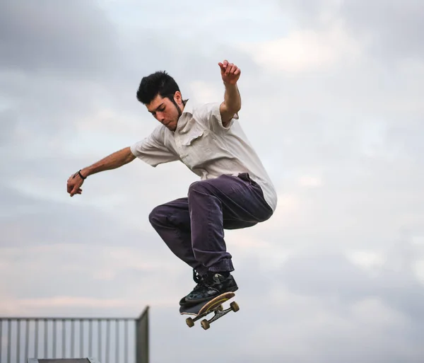 Een Betoverende Opname Van Een Jonge Aantrekkelijke Skateboarder Doen Sprong — Stockfoto