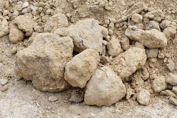 Een Close Shot Van Stenen Stukken Naast Een Zandheuvel — Stockfoto