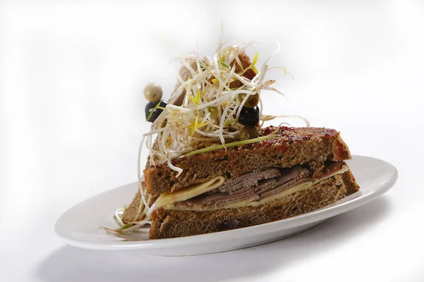 Das Leckere Sandwich Mit Gebratenem Rindfleisch Käse Und Oliven Auf — Stockfoto