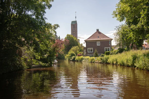 Piękny Widok Dom Nad Brzegiem Rzeki — Zdjęcie stockowe