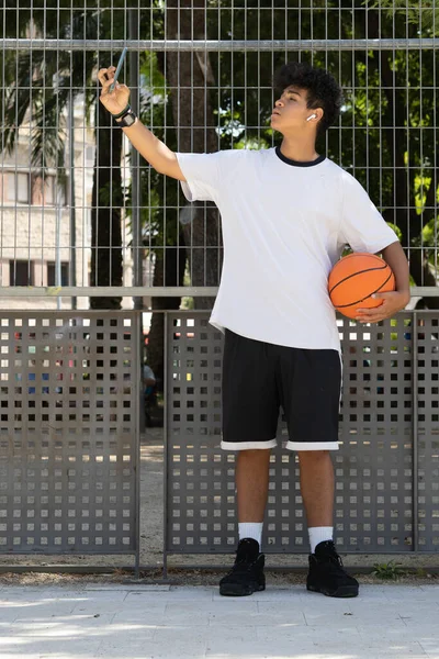 Chico Afro Con Una Pelota Baloncesto Tomando Una Selfie — Foto de Stock