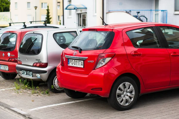 Poz Polsko Července 2020 Zaparkované Červené Auto Toyota Yaris Parkovacím — Stock fotografie