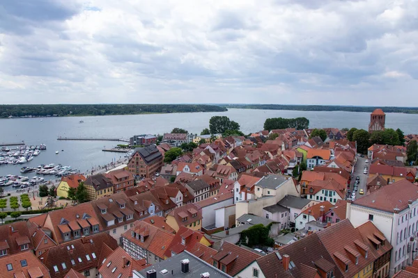 Ein Schönes Stadtbild Einer Deutschen Stadt Waren Ufer Eines Flusses — Stockfoto
