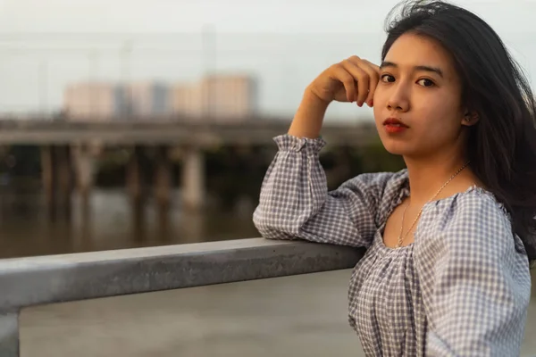 Köprüde Poz Veren Çekici Bir Asyalı Kadın — Stok fotoğraf