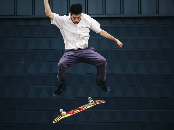 European Male Jumping Skateboard Skate Park — Stock Photo, Image