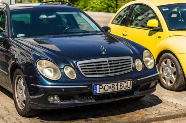 Poznan Polsko Července 2020 Před Zaparkovaným Tmavým Vozem Mercedes Benz — Stock fotografie
