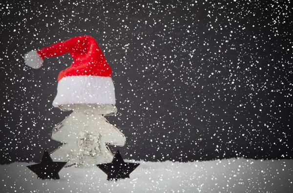 木製の背景に落ちるクリスマスツリーの雪の結晶と美しいクリスマスの装飾 — ストック写真