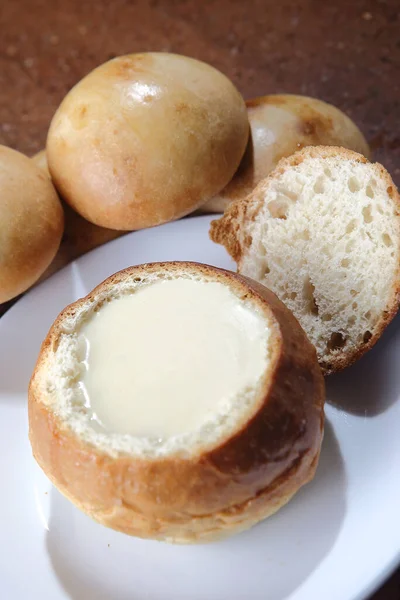 Een Verticaal Schot Van Clam Chowder Een Broodschaal Een Bord — Stockfoto