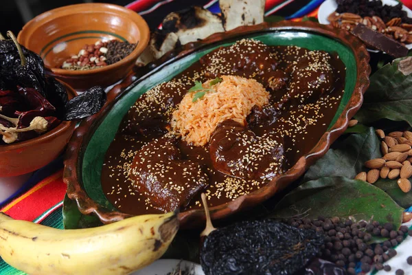 Close Delicioso Frango Coberto Molho Toupeira Com Arroz Torno Nozes — Fotografia de Stock