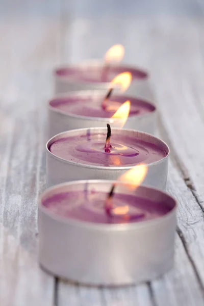 Eine Vertikale Nahaufnahme Einer Reihe Brennender Lila Mini Kerzen — Stockfoto