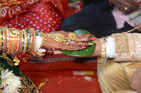 Primer Plano Las Manos Mujer India Del Hombre Sosteniendo Una —  Fotos de Stock