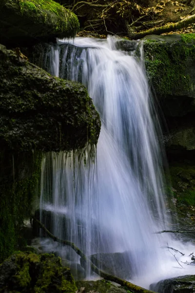 Ein Schöner Wasserfall Mit Bemoosten Felsen Wald — Stockfoto