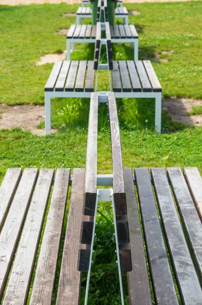 Row Wooden Park Benches Green Grass — Stock Photo, Image