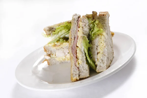 Nahaufnahme Eines Weißen Tellers Mit Schinken Käse Club Sandwiches — Stockfoto