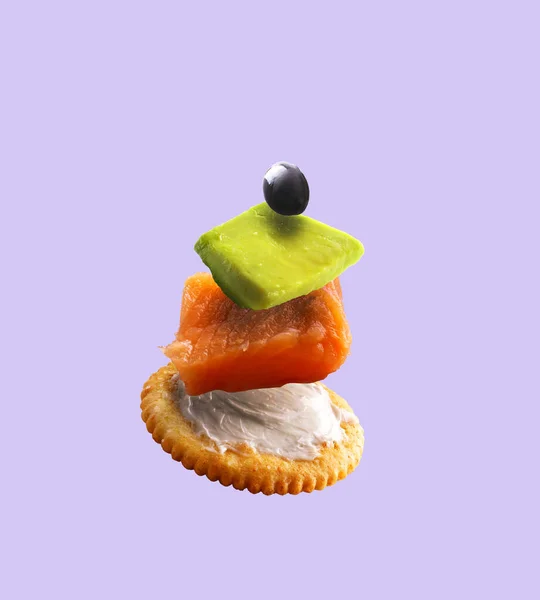 Une Collation Savoureuse Avec Une Cracker Cream Salmon Avocado Une — Photo