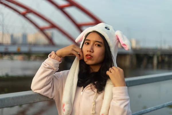 Asiatisk Kvinna Klädd Hatt Med Rolig Karaktär — Stockfoto