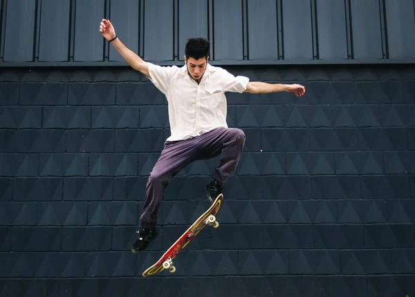 Een Jonge Blanke Man Doet Trucs Met Een Skateboard Een — Stockfoto