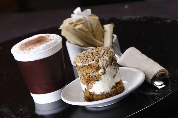 Primer Plano Taza Café Con Leche Con Delicioso Pastel Pastelería — Foto de Stock