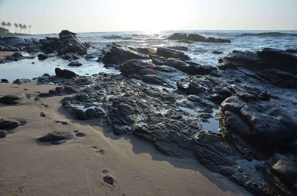 Красивый Пейзаж Скальных Образований Пляже Брызгами Морских Волн — стоковое фото