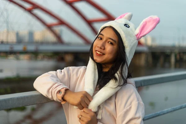 Une Femme Asiatique Portant Chapeau Avec Personnage Drôle — Photo
