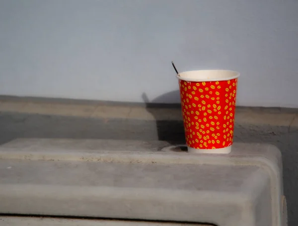 Een Eco Papieren Rode Koffiebeker Met Een Lepel — Stockfoto