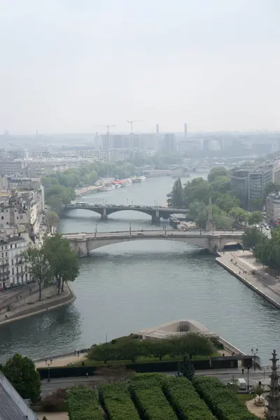 2017年5月5日 从巴黎圣母院看到巴黎和塞纳河的雾蒙蒙景象 — 图库照片